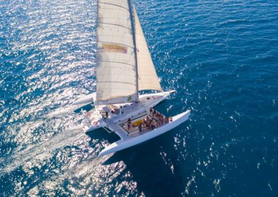 Avatar Whitsundays with full sails up on a whitsunday tour