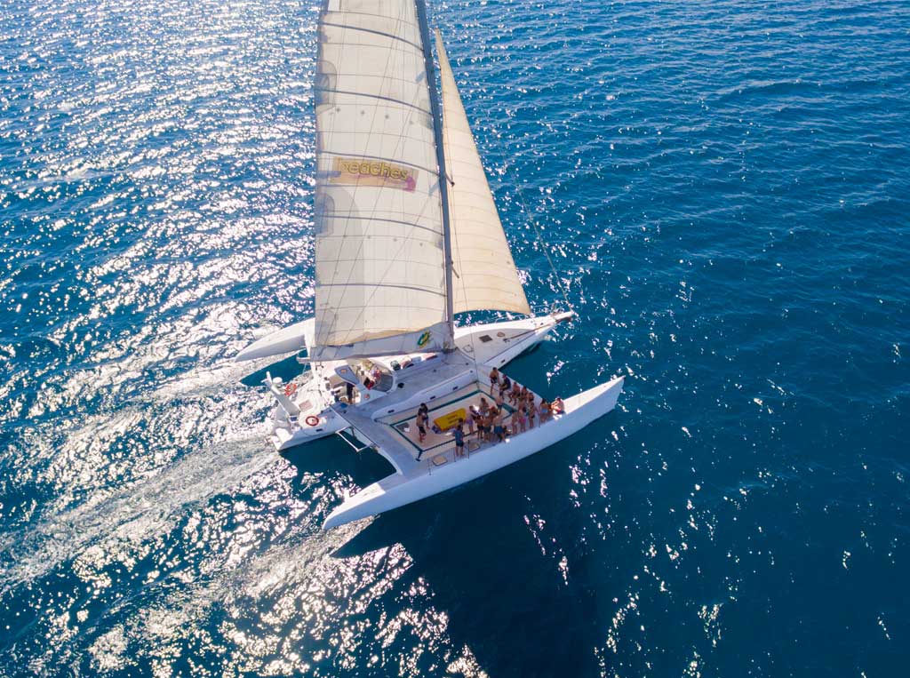 Avatar Whitsundays with full sails up on a whitsunday tour